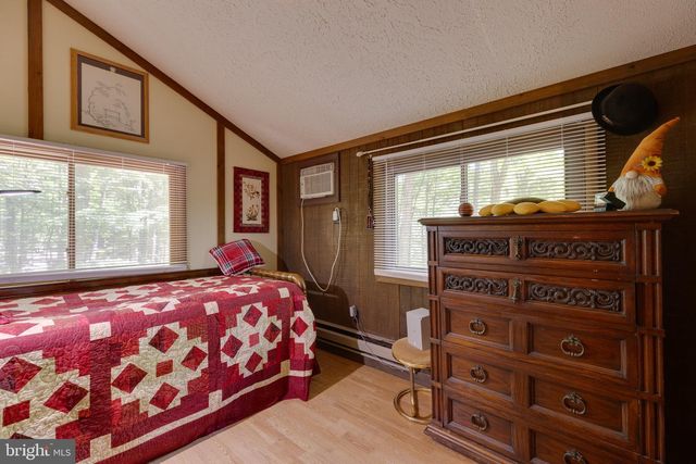 11 S MOUNTAINSIDE DR, Berkeley Springs, WV 25411