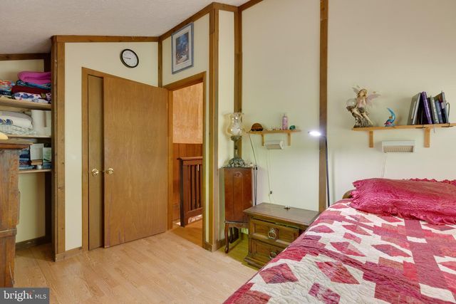 11 S MOUNTAINSIDE DR, Berkeley Springs, WV 25411