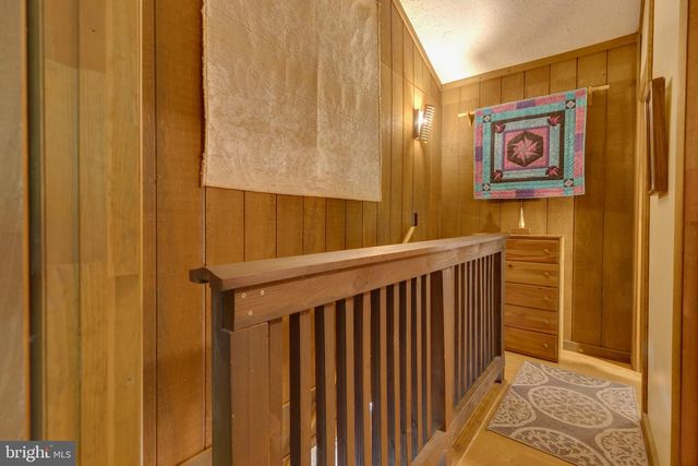 11 S MOUNTAINSIDE DR, Berkeley Springs, WV 25411
