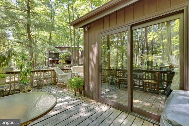 11 S MOUNTAINSIDE DR, Berkeley Springs, WV 25411