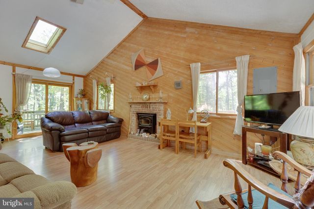11 S MOUNTAINSIDE DR, Berkeley Springs, WV 25411