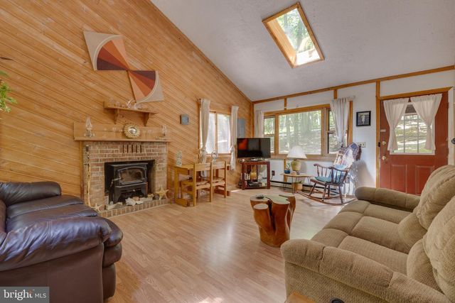 11 S MOUNTAINSIDE DR, Berkeley Springs, WV 25411