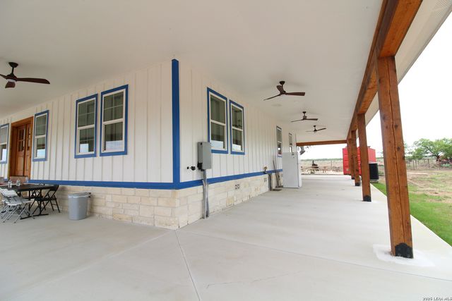 101 County Road 135, Floresville, TX 78114