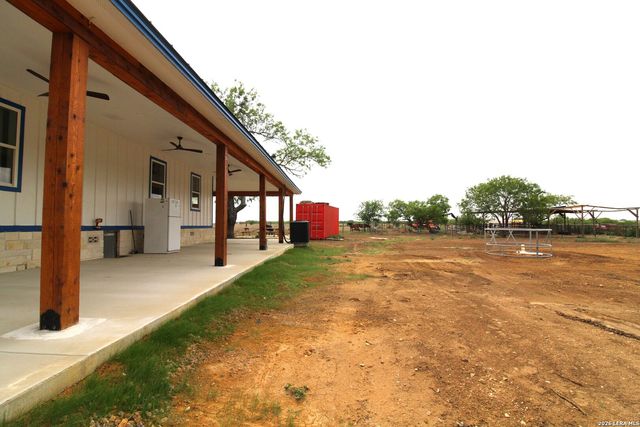 101 County Road 135, Floresville, TX 78114
