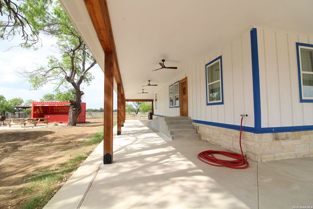 101 County Road 135, Floresville, TX 78114