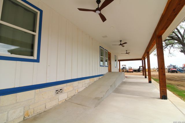 101 County Road 135, Floresville, TX 78114