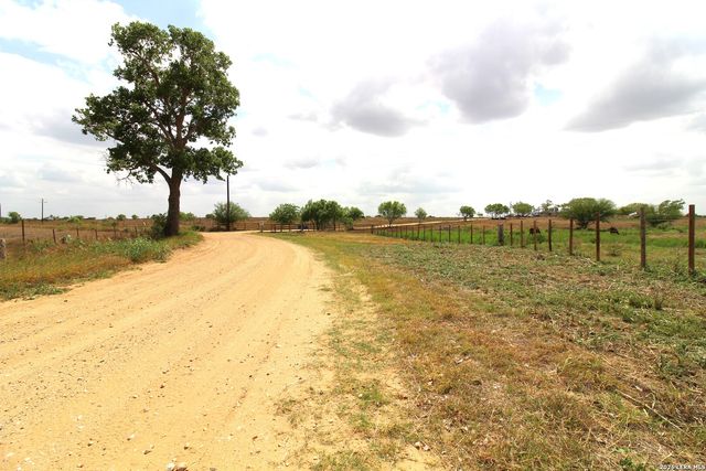 101 County Road 135, Floresville, TX 78114