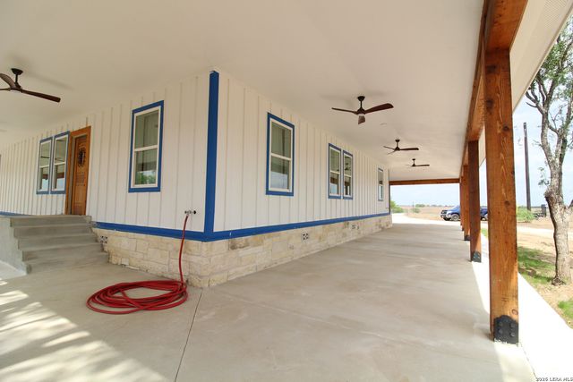 101 County Road 135, Floresville, TX 78114