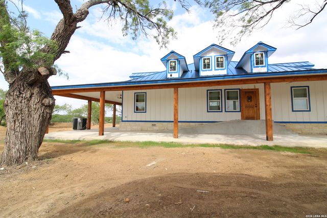 101 County Road 135, Floresville, TX 78114
