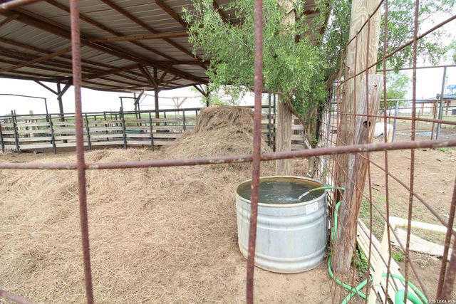101 County Road 135, Floresville, TX 78114
