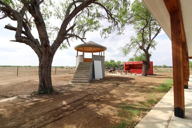 101 County Road 135, Floresville, TX 78114