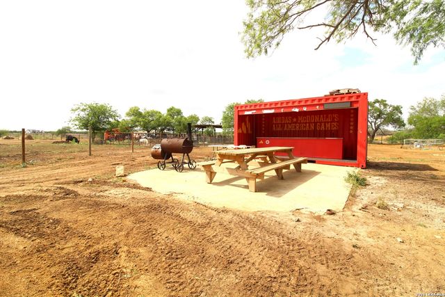 101 County Road 135, Floresville, TX 78114