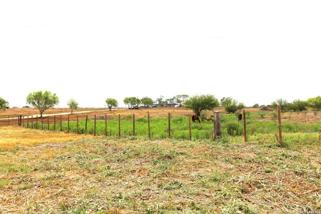 101 County Road 135, Floresville, TX 78114