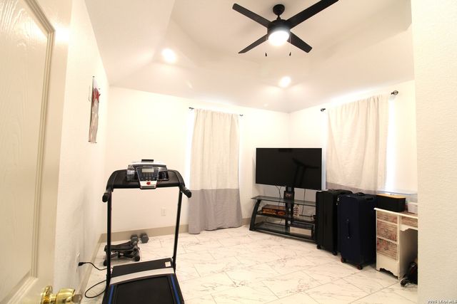 101 County Road 135, Floresville, TX 78114