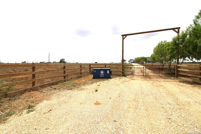 101 County Road 135, Floresville, TX 78114