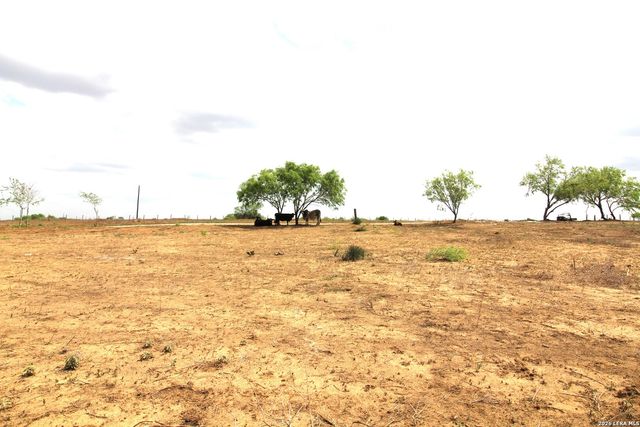 101 County Road 135, Floresville, TX 78114