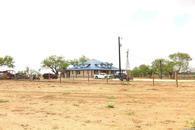 101 County Road 135, Floresville, TX 78114