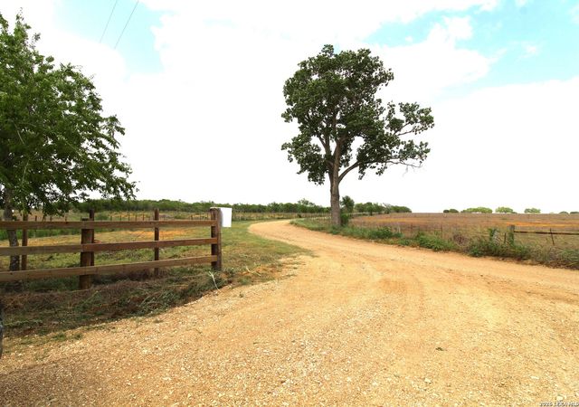 101 County Road 135, Floresville, TX 78114