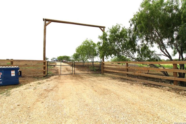 101 County Road 135, Floresville, TX 78114