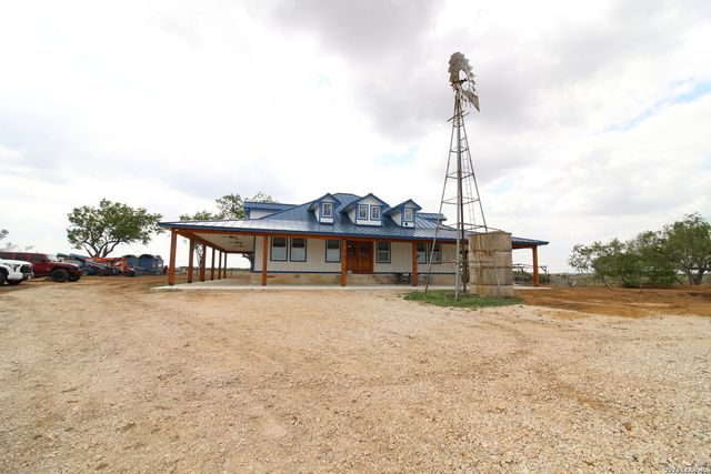 101 County Road 135, Floresville, TX 78114