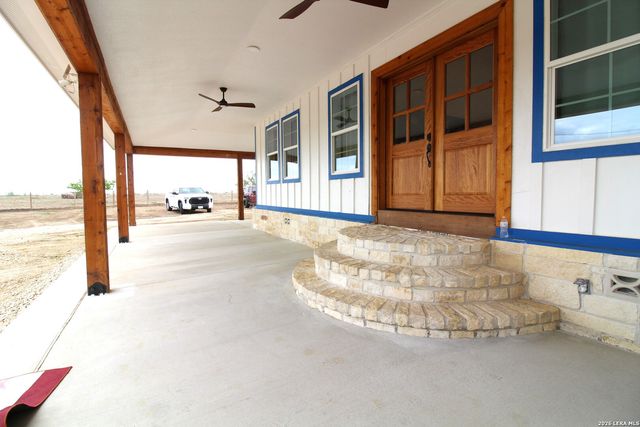 101 County Road 135, Floresville, TX 78114