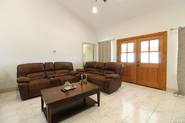 101 County Road 135, Floresville, TX 78114
