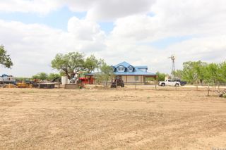 101 County Road 135, Floresville, TX 78114