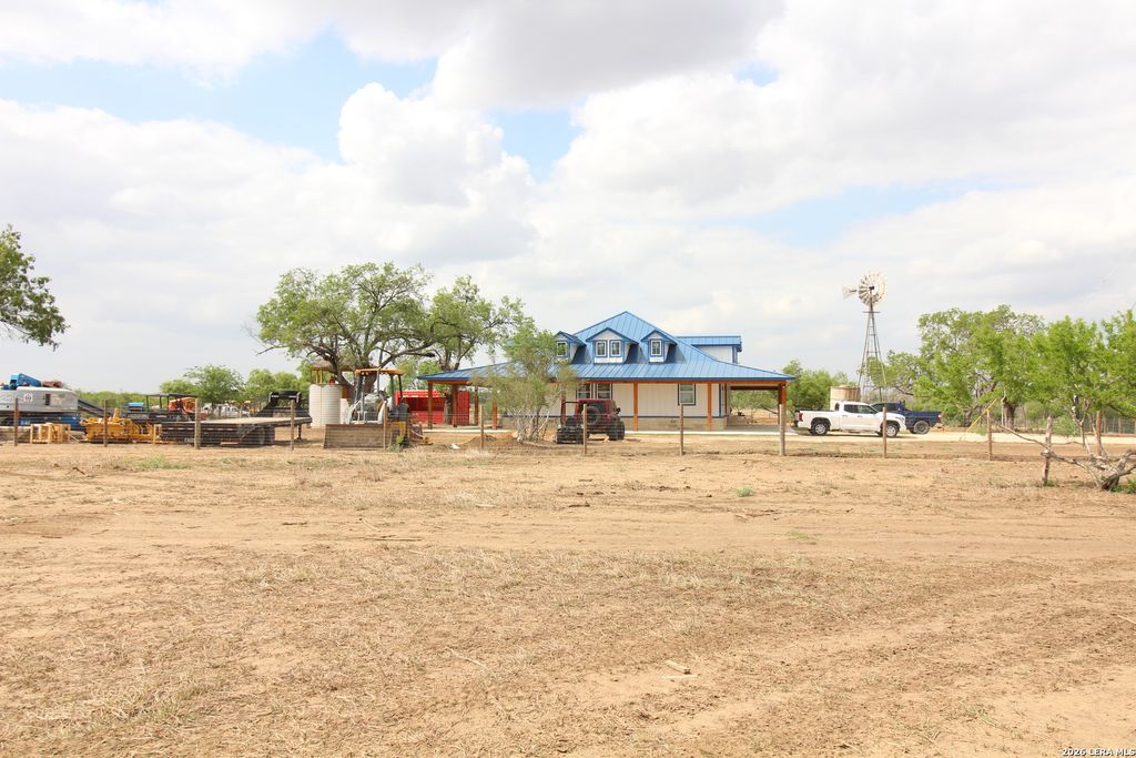 101 County Road 135, Floresville, TX 78114
