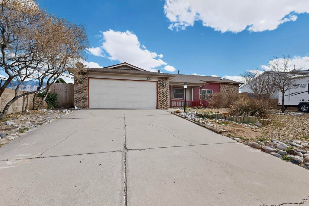 Image 2 of property listing at 6383 Roadrunner Loop NE, Rio Rancho, NM 87144