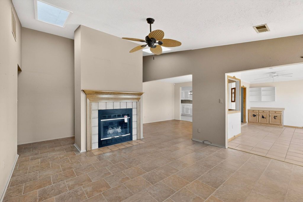 Image 4 of property listing at 6383 Roadrunner Loop NE, Rio Rancho, NM 87144