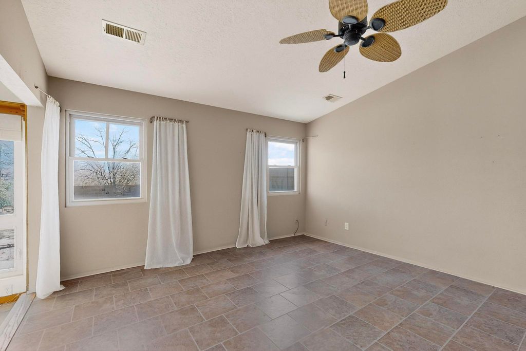 Image 5 of property listing at 6383 Roadrunner Loop NE, Rio Rancho, NM 87144