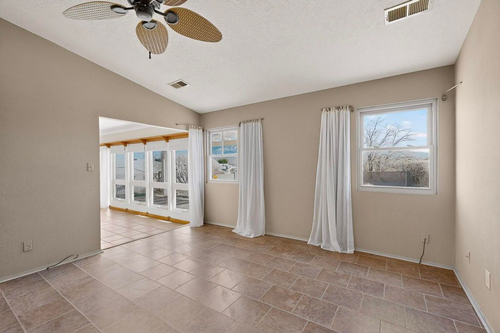 Image 6 of property listing at 6383 Roadrunner Loop NE, Rio Rancho, NM 87144