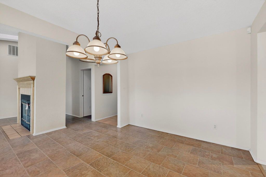 Image 8 of property listing at 6383 Roadrunner Loop NE, Rio Rancho, NM 87144