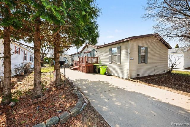 23312 Crystal Dr, Clinton Township, MI 48036
