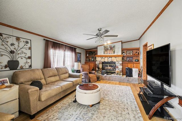 23312 Crystal Dr, Clinton Township, MI 48036