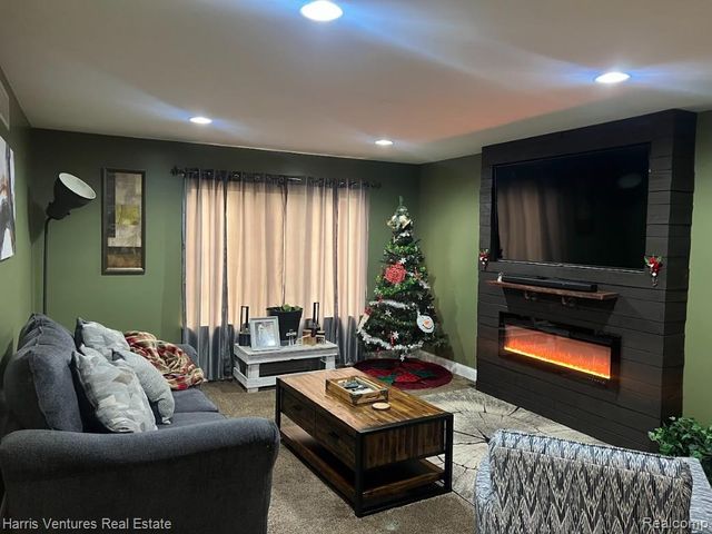 1535 Kings Crown Court, Wixom, MI 48393