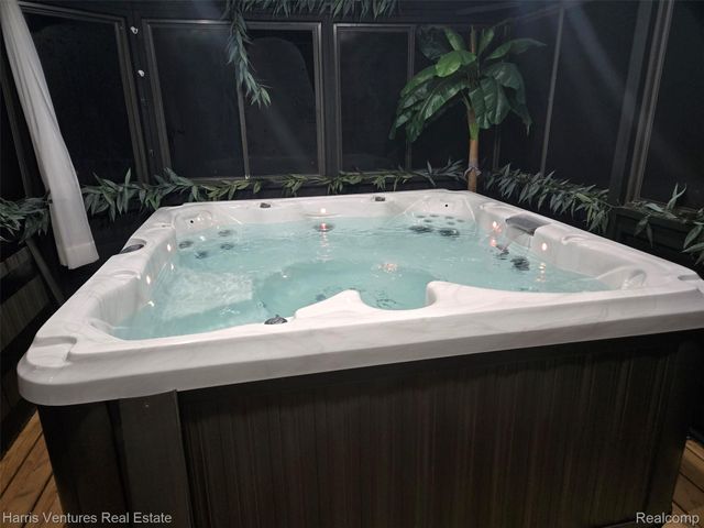 1535 Kings Crown Court, Wixom, MI 48393