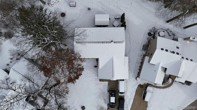 1535 Kings Crown Court, Wixom, MI 48393