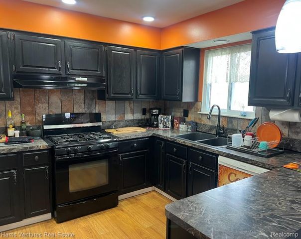 1535 Kings Crown Court, Wixom, MI 48393