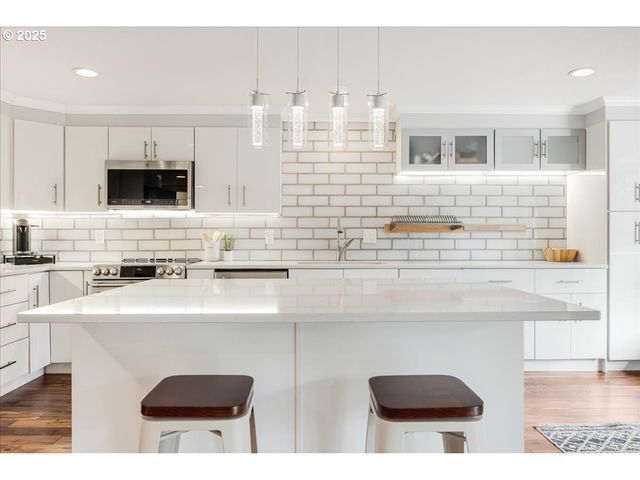 4268 WOODSIDE Cir, Lake Oswego, OR 97035