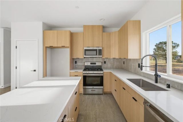 15168 Barbara, Apple Valley, CA 92307