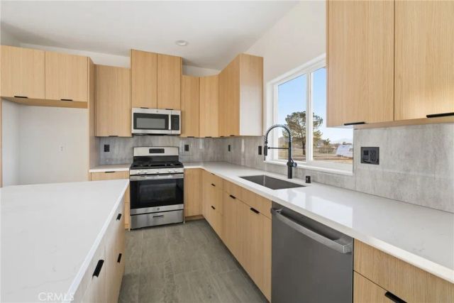 15168 Barbara, Apple Valley, CA 92307