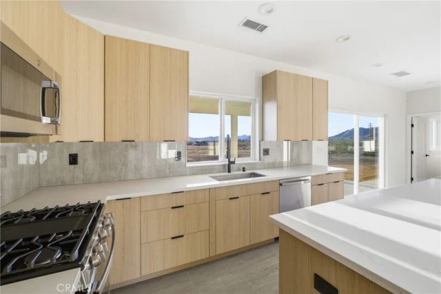 15168 Barbara, Apple Valley, CA 92307