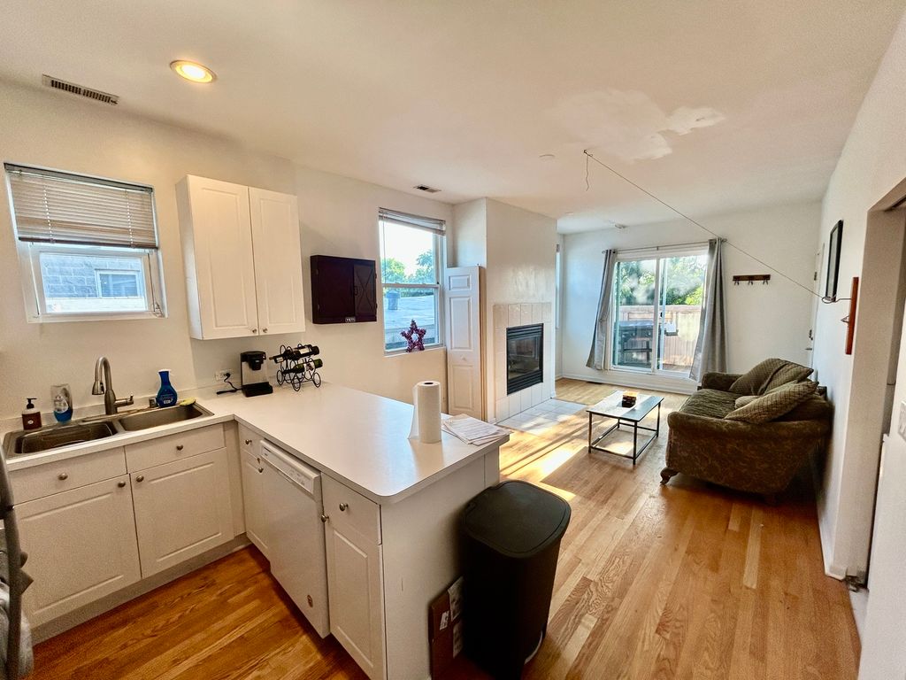3033 N Racine Avenue 3, Chicago, IL 60657 — photo 2