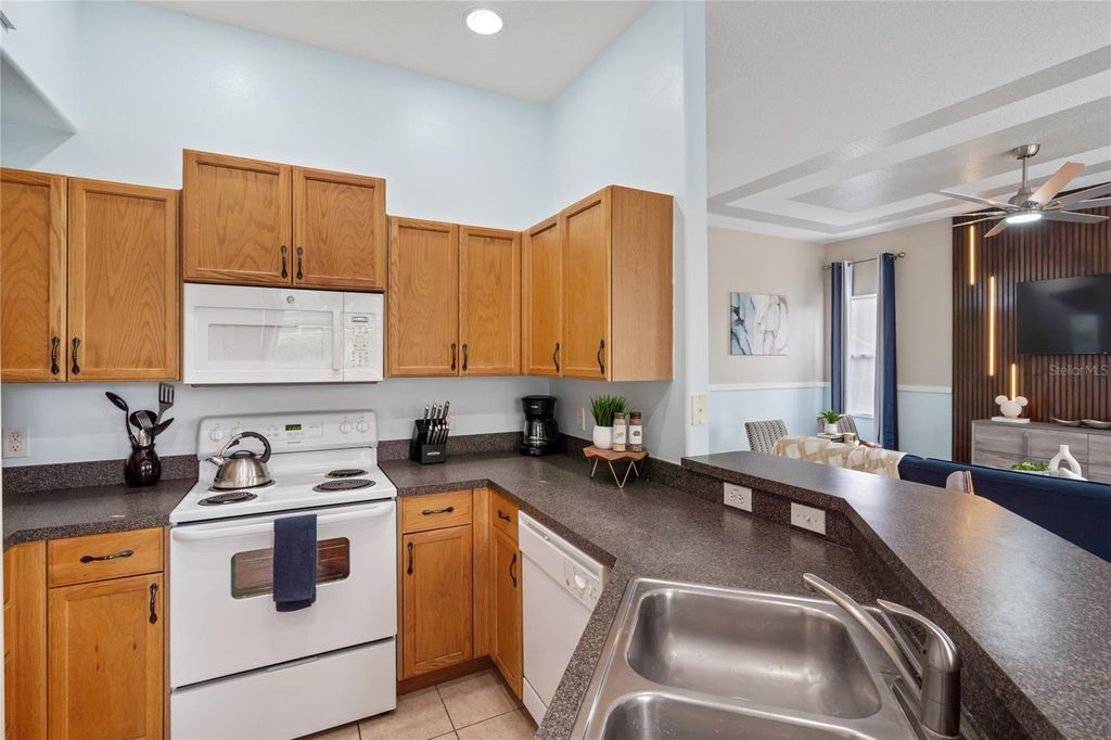 Image 12 of property listing at 730 BRUNELLO DRIVE, Davenport, FL 33897