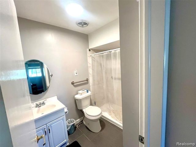 496 E Lovell Drive, Troy, MI 48085