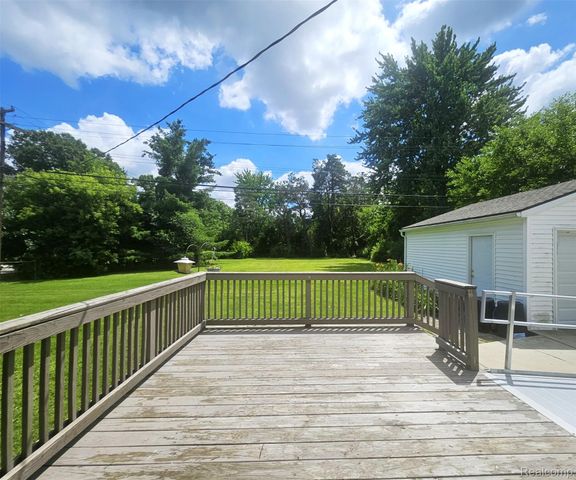 496 E Lovell Drive, Troy, MI 48085