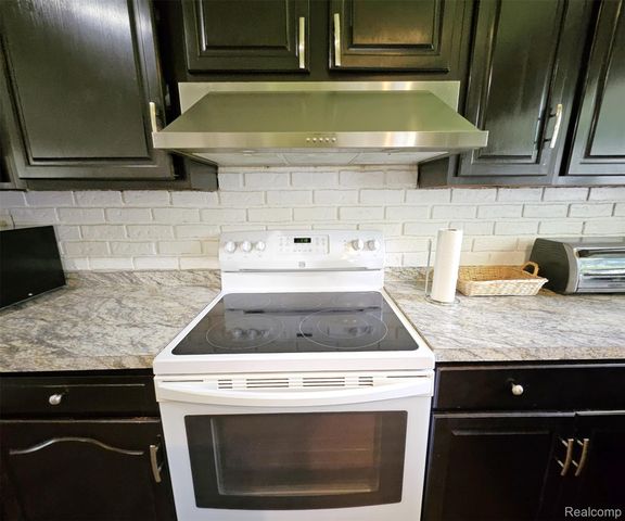 496 E Lovell Drive, Troy, MI 48085