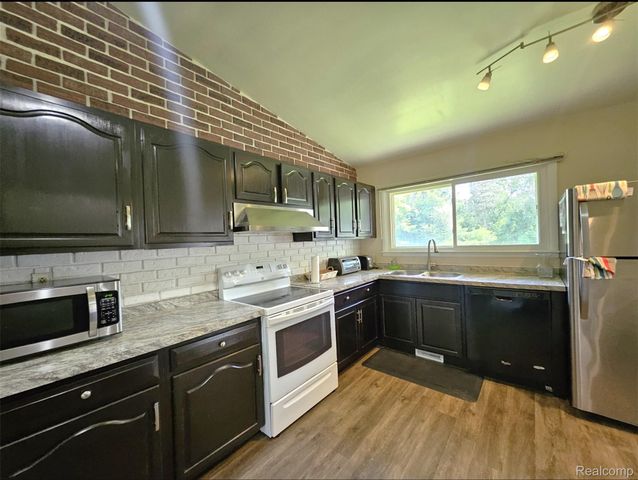 496 E Lovell Drive, Troy, MI 48085