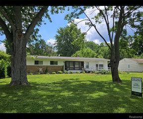 496 E Lovell Drive, Troy, MI 48085